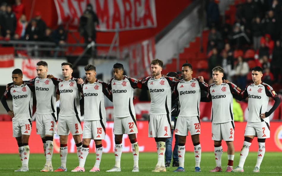 Elenco do Flamengo perfilado durante cobranças de pênaltis contra o Estudiantes, pelas quartas de final da Libertadores (Foto: Luis Robayo/AFP)