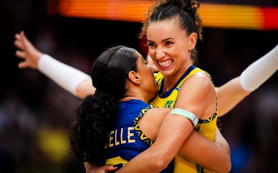 Gabi e Marcelle comemoram vitória do Brasil sobre a Franca (Foto: Volleyball World)