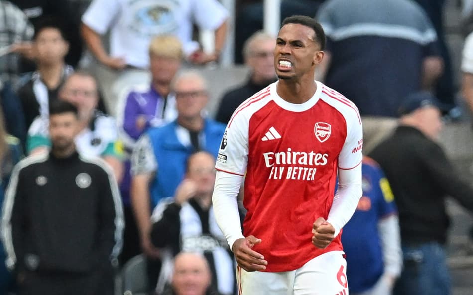 Gabriel Magalhaes autor do gol da vitória na partida entre Newcastle e Arsenal pela Premier League (Foto: Andy Buchanan / AFP)