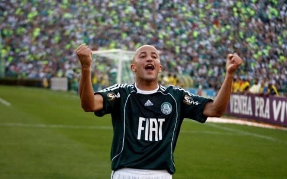 Alex Mineiro foi artilheiro e campeão brasileiro pelo Athletico-PR em 2001. (Foto: Palmeiras)