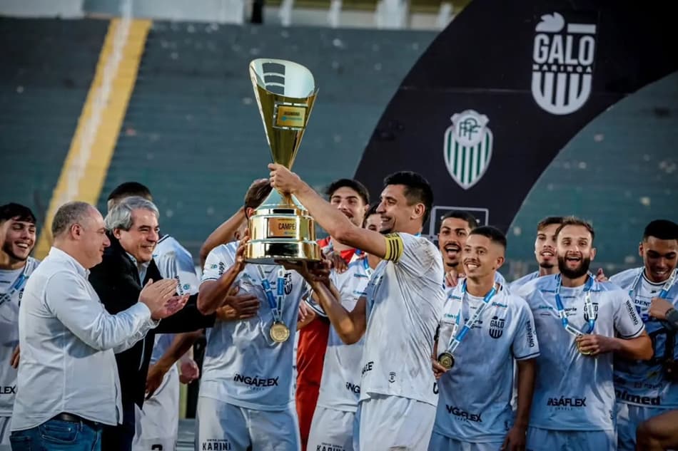 Galo Maringá taça troféu Segundona Paranaense