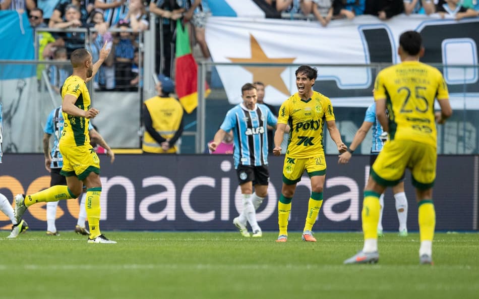 Jogadores do Mirassol comemoram gol na vitória sobre o Grêmio. (Foto: Liamara Polli/AGIF)