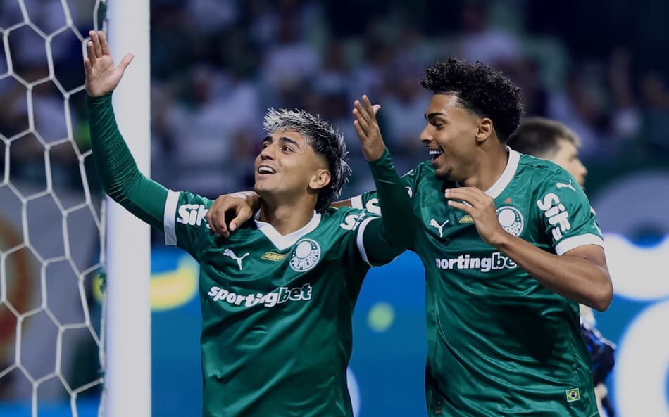 Facundo Torres e Luighi comemoram gol do Palmeiras na vitória sobre o Grêmio. (Foto: Marcello Zambrana/AGIF)