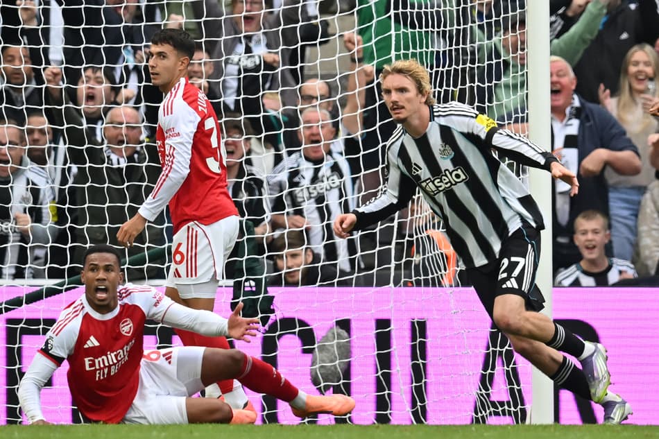 Nick Woltemade vence Gabriel Magalhães e marca gol na partida entre Newcastle e Arsenal pela Premier League (Foto: Andy Buchanan / AFP)