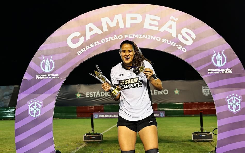 Grazy com a taça do Brasileirão Feminino Sub-20, conquistado pelo Botafogo (Foto: Arthur Barreto/Botafogo)