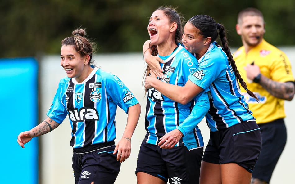 Jogdoras do Grêmio comemoram vitória sobre o Internacional pelo Gaúchão Feminino (Foto: Angelo Pieretti/Grêmio)