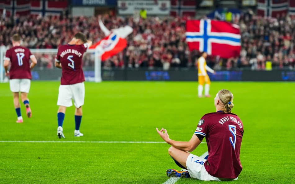 Haaland comemorando um de seus gols diante da Moldávia (Foto: Reprodução/X)