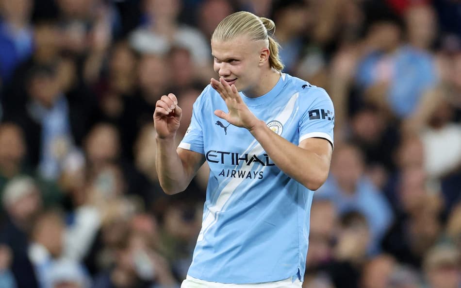 Haalando comemorando seu 50º gol de Champions League
