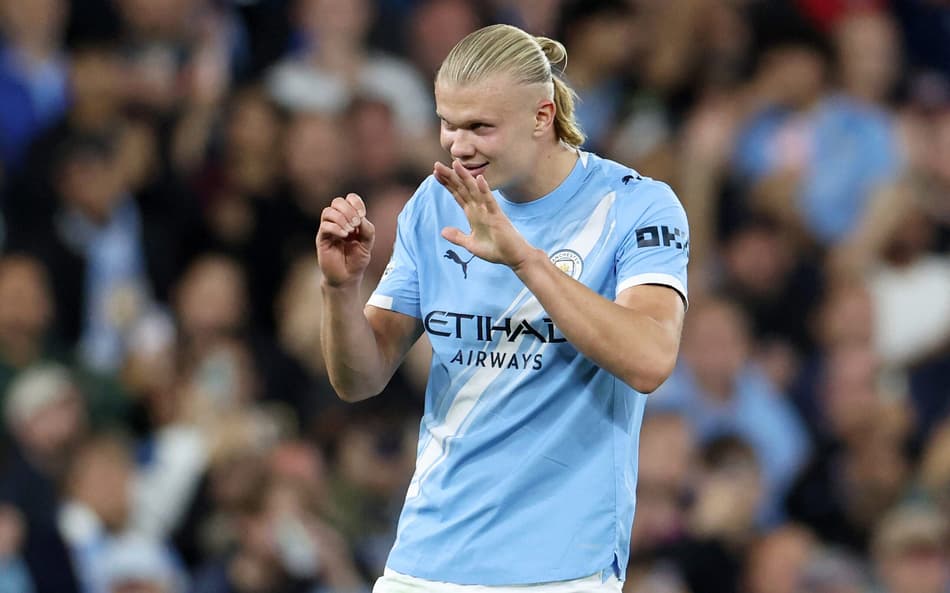 Haalando comemorando seu 50º gol de Champions League
