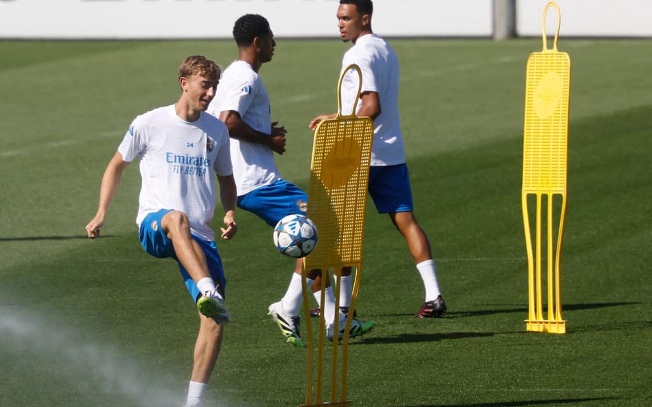 O zagueiro do Real Madrid, Dean Huijsen, chuta a bola durante treino (Foto de Pierre-Philippe Marcou / AFP)