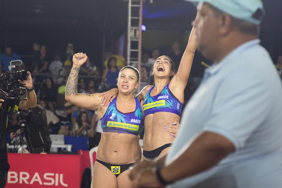 Carol e Rebecca comemoram vitória no Elite 16 (Foto: Amadeus Galiotto)