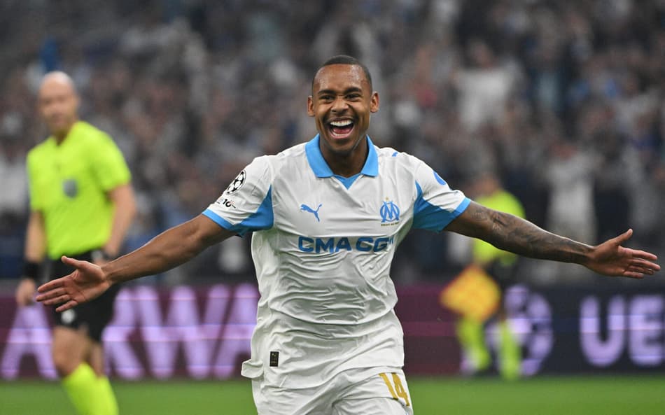 Igor Paixão comemorando o gol marcado contra o Ajax