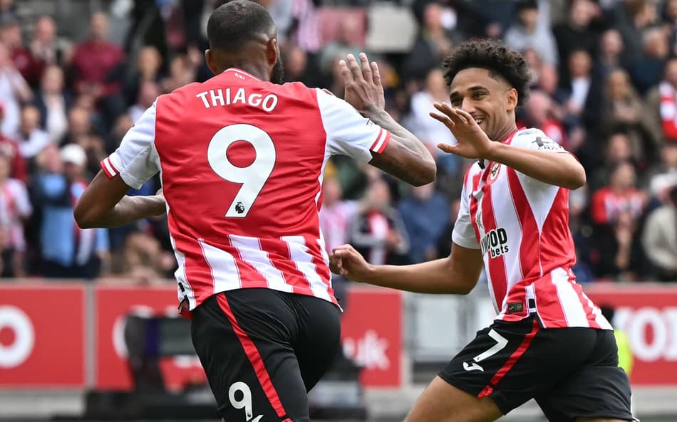 O brasileiro Igor Thiago marca duas vezes contra o Manchester United e é o destaque da sexta rodada da Premier League (Foto: Justin Tallis/AFP)