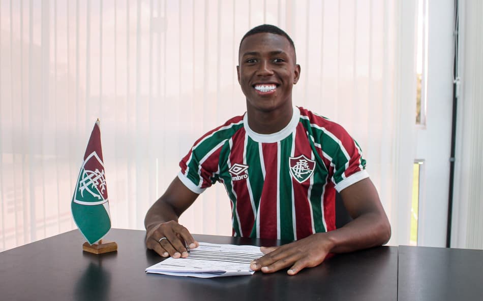 Isack Gabriel assina com Fluminense (Foto: Leonardo Brasil/ Fluminense FC)