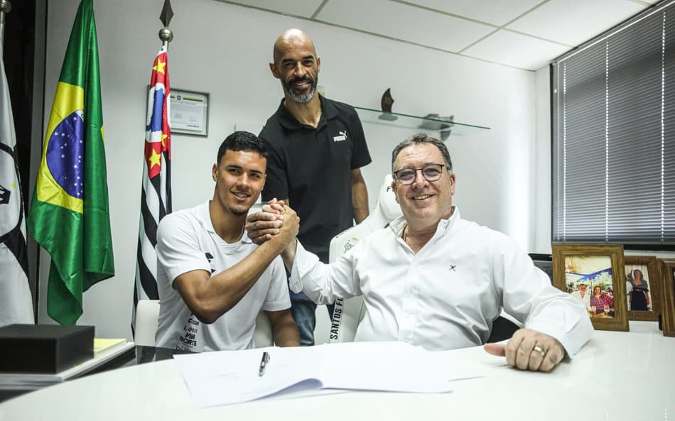 Presidente do Santos, Marcelo Teixeira, acompanha a assinatura de contrato de João Paulo. (Foto: Reinaldo Campos/ Santos FC)