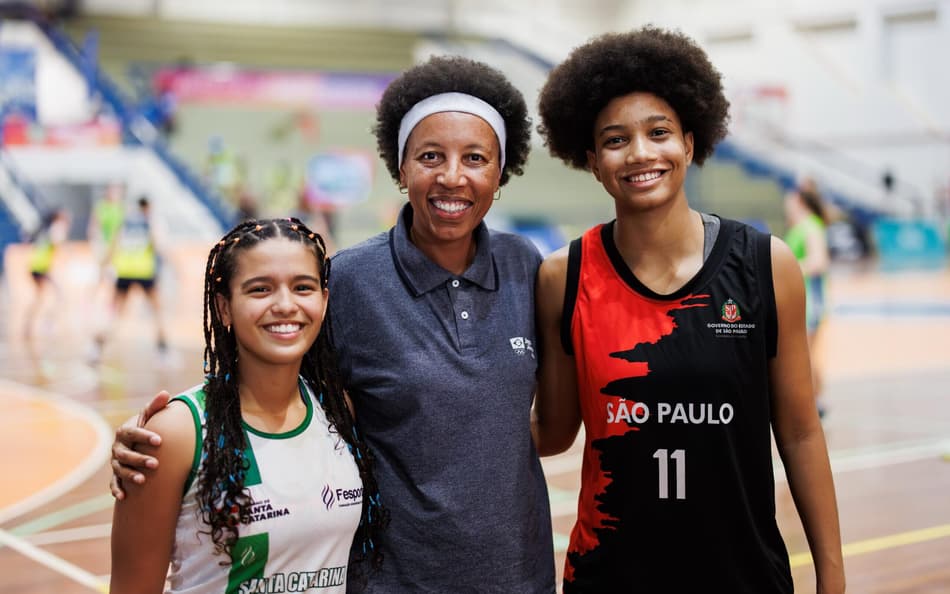 Janeth Arcain com Raquel Guimarães (e) e Naomi Chagas, duas de suas fãs (Foto: Gabriel Heusi/COB)