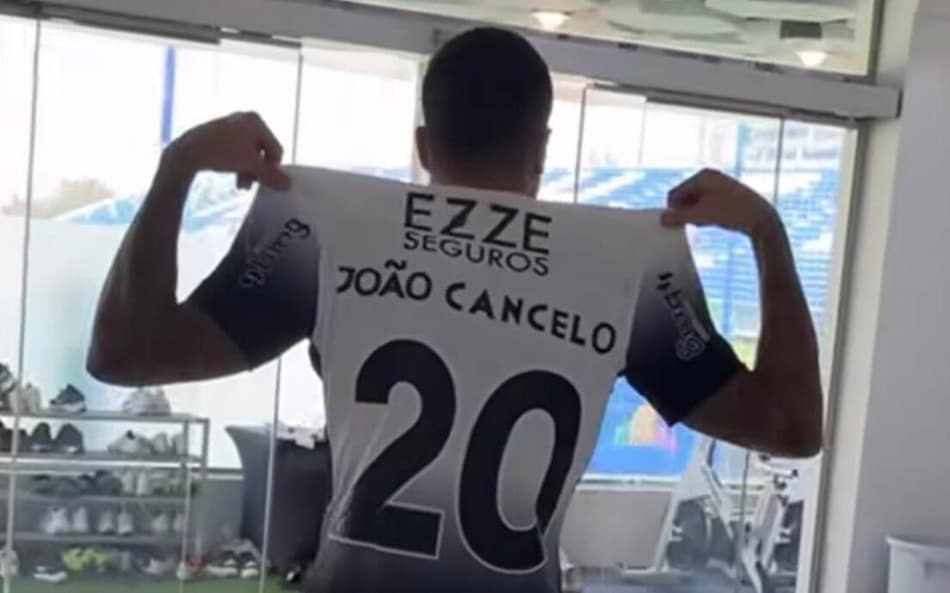 João Cancelo com a Camisa do Corinthians