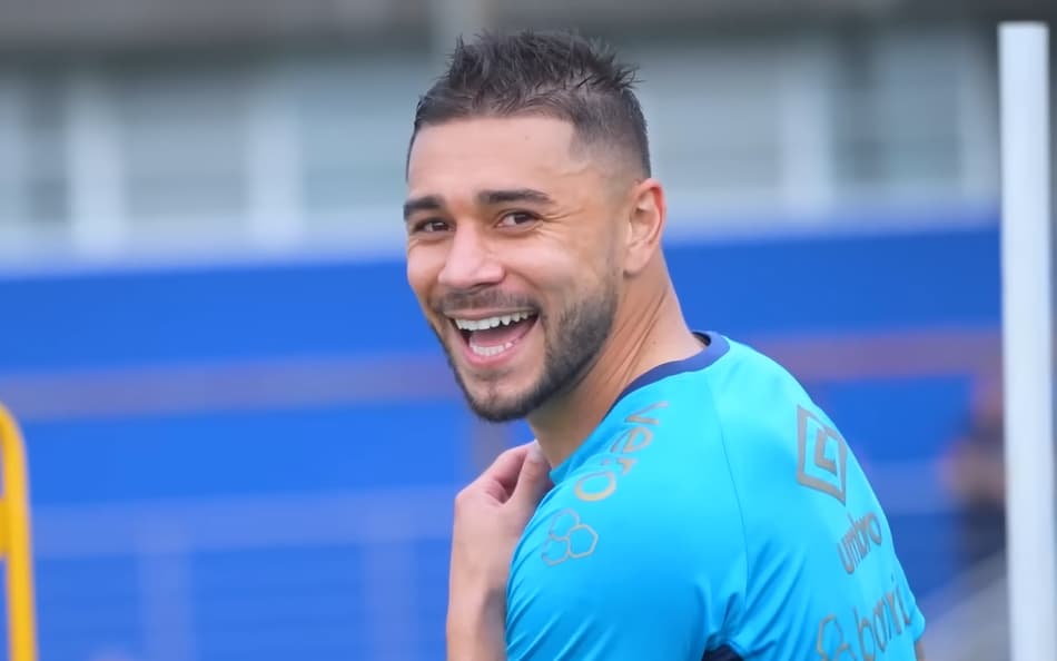 João Pedro sorri em treinamento do Grêmio. (Foto: Reprodução/Grêmio TV)