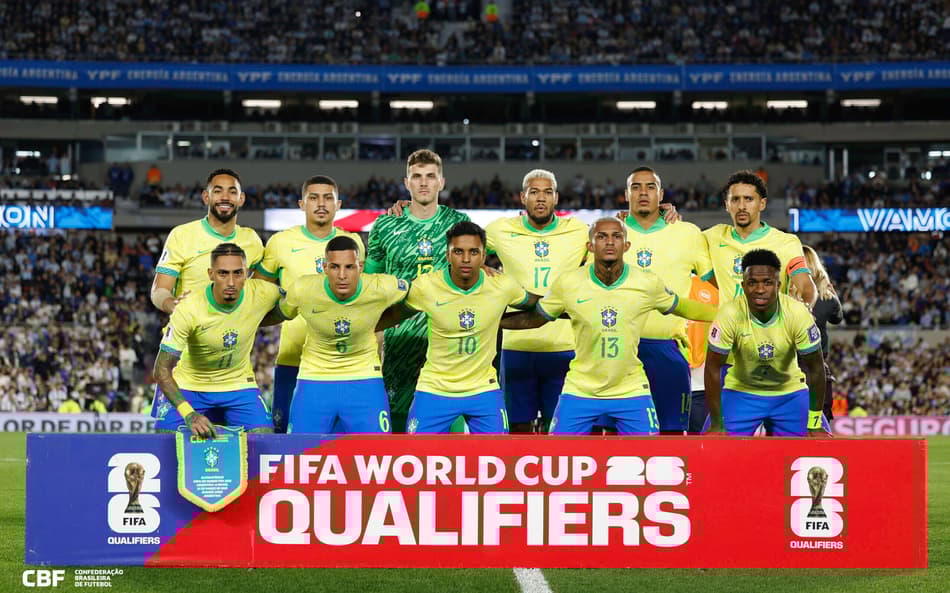 Joelinton dentre os titulares da Seleção Brasileira contra a Argentina, na Data Fifa de março