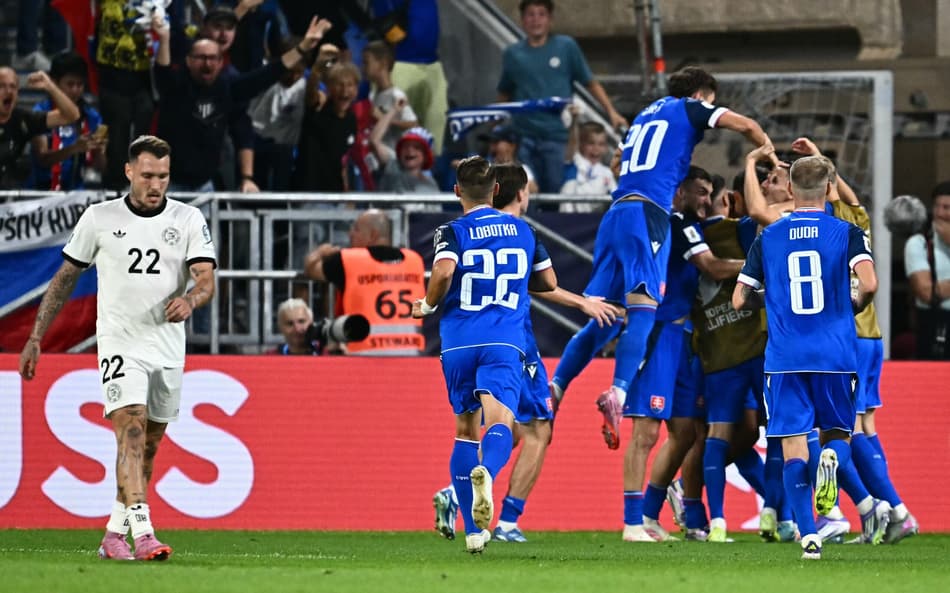 Jogadores da Eslováquia celebram um dos gols marcados sobre a Alemanha em duelo válido pelas Eliminatórias