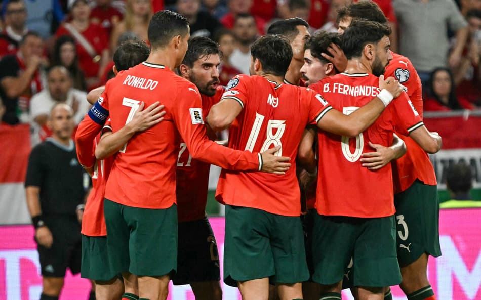 Jogadores de Portugal comemoram gol marcado sobre a Hungria, nas Eliminatórias