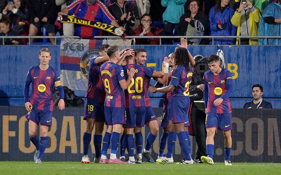 Jogadores do Barcelona comemorando o gol feito por Ferran Torres