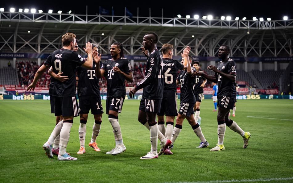 Jogadores do Bayern de Munique comemorando gol no jogo contra o Pafos