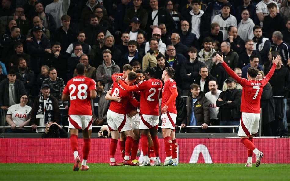 Jogadores do Nottingham Forest comemoram gol marcado sobre o Tottenham, pela Premier League