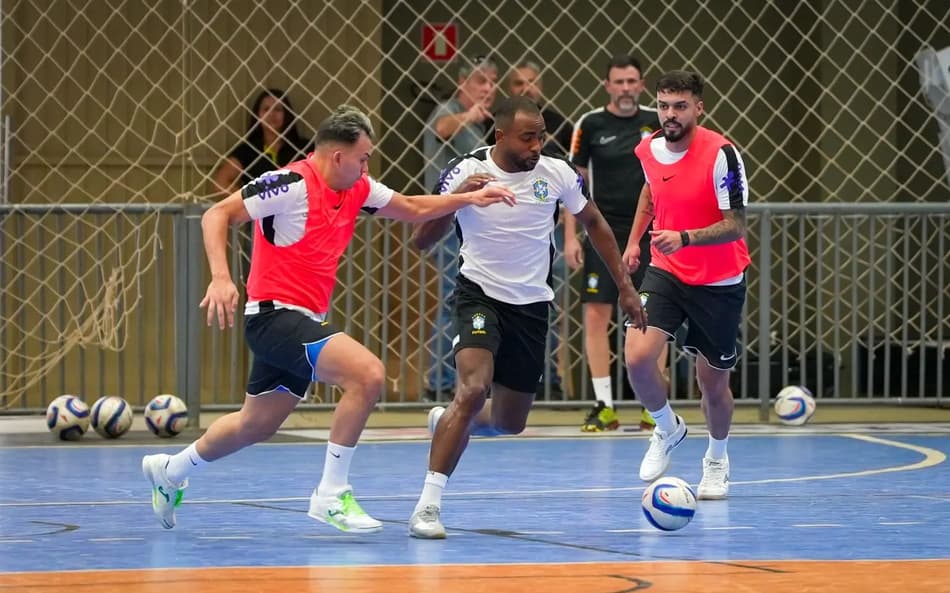 Jogadores treinando para a estreia na Copa das Nações de Futsal (Foto: Jo Marcone/CBF)