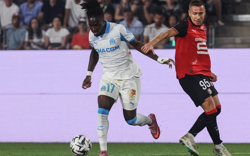 Jonathan Rowe em ação no jogo entre Olympique Marseille e Rennes