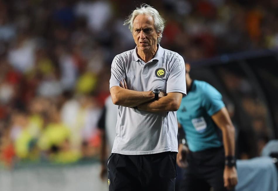Jorge Jesus observa jogo entre Al-Nassr e Al-Ittihad, pela Supercopa Saudita