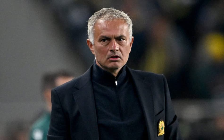 José Mourinho em ação no jogo entre Manchester United e Fenerbahçe pela Europa League (Foto: Ozan KOSE / AFP)