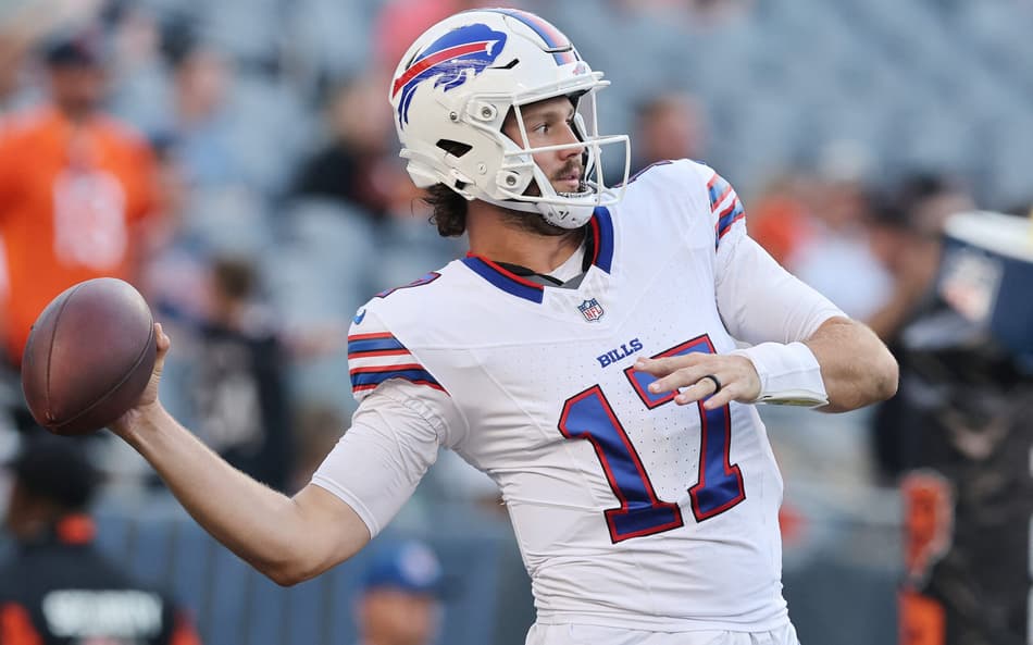Josh Allen arremessando bola durante confronto com Chicago Bears (Foto: Michael Reaves/Getty Images)