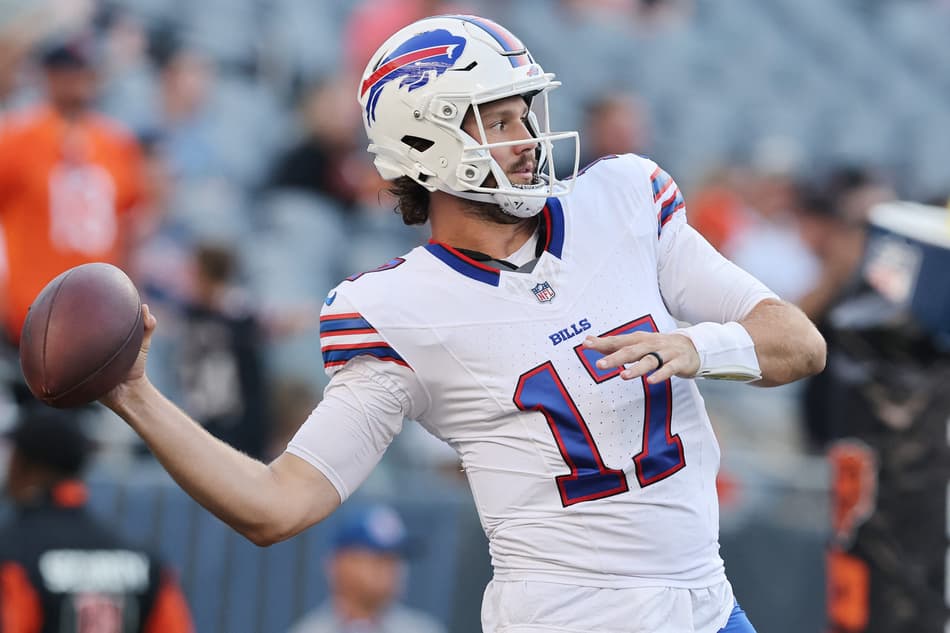 Josh Allen arremessando bola durante confronto com Chicago Bears (Foto: Michael Reaves/Getty Images)