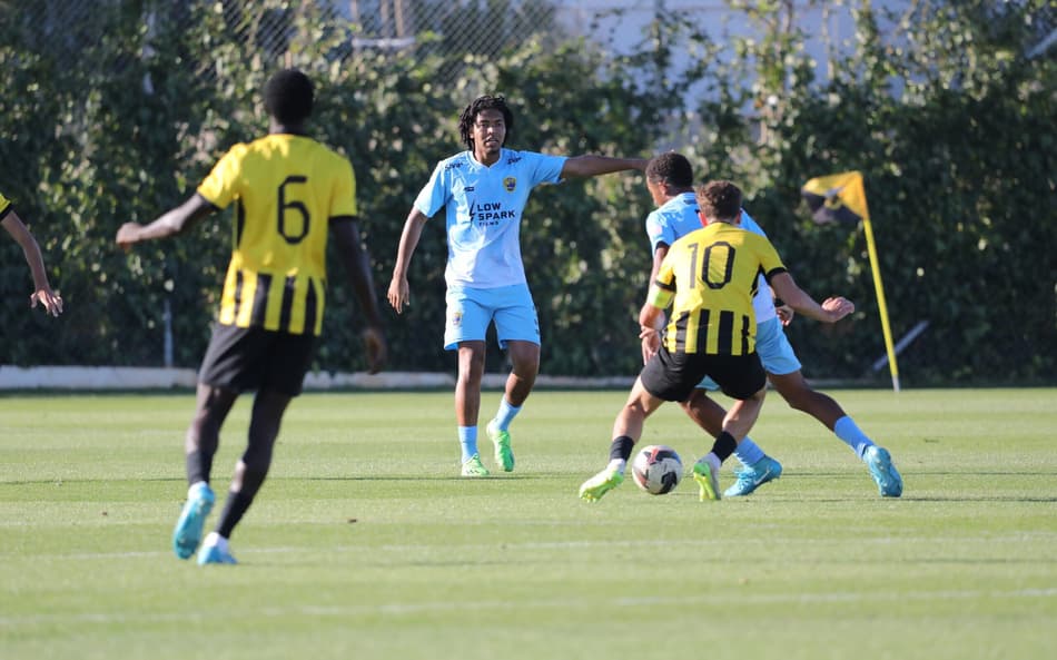 Khallyl orienta equipe do Miami Dade em amistoso contra o AEK Atenas