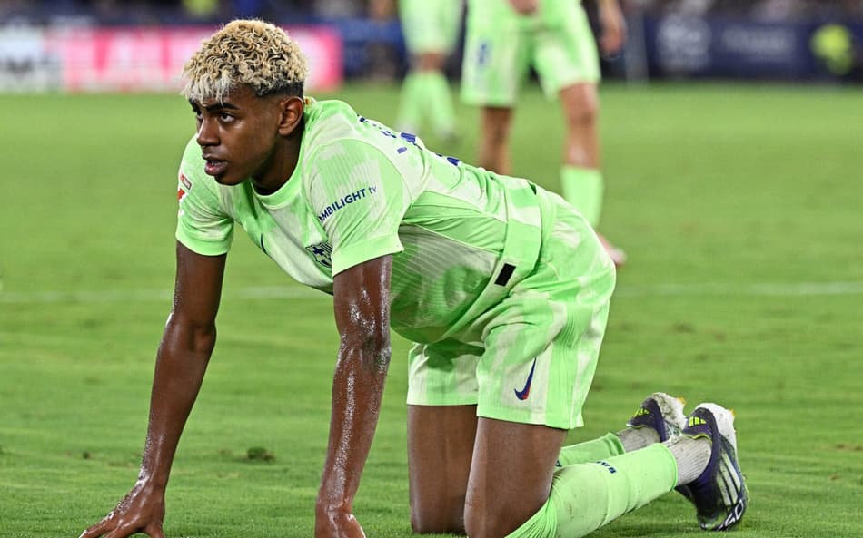 Lamine Yamal no chão durante jogo entre Levante e Barcelona, pela La Liga