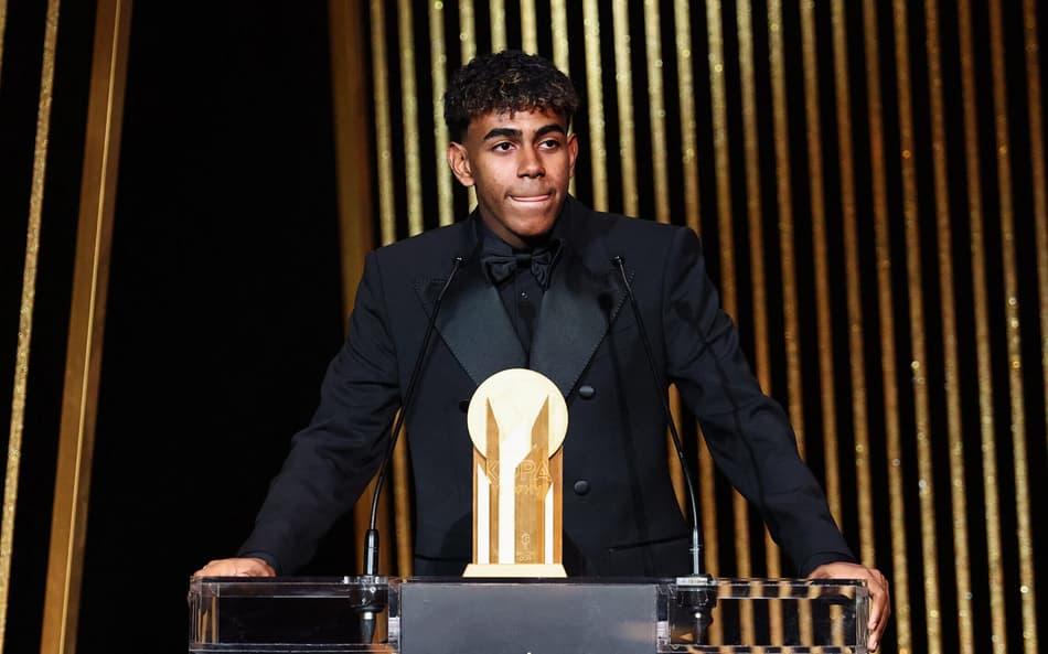 Atacante Lamine Yamal recebe o Prêmio Kopa na Bola de Ouro. (foto: FRANCK FIFE / AFP)