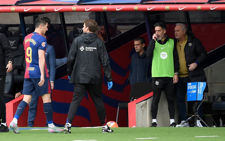 Lewandowski deixa jogo entre Barcelona e Celta de Vigo após sentir dor muscular