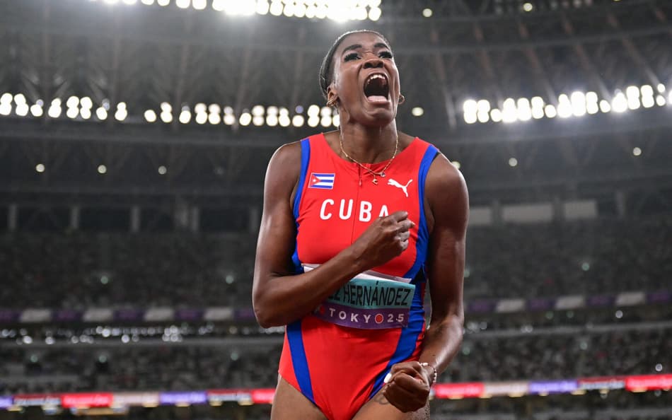 Leyanis Perez comemora medalha de ouro no salto triplo no Mundial de Atletismo