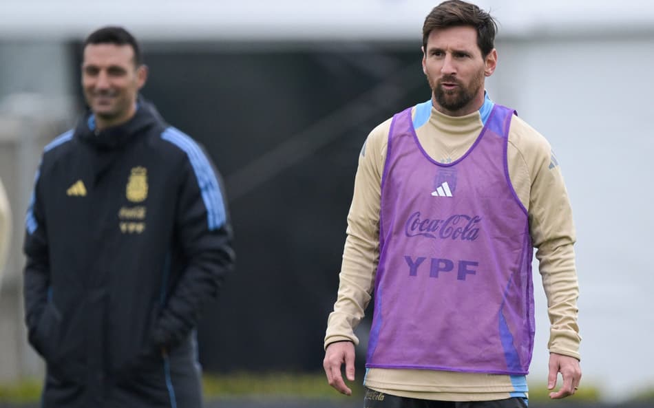 Lionel Messi observado por Scaloni em treino da Argentina antes de jogo contra a Venezuela