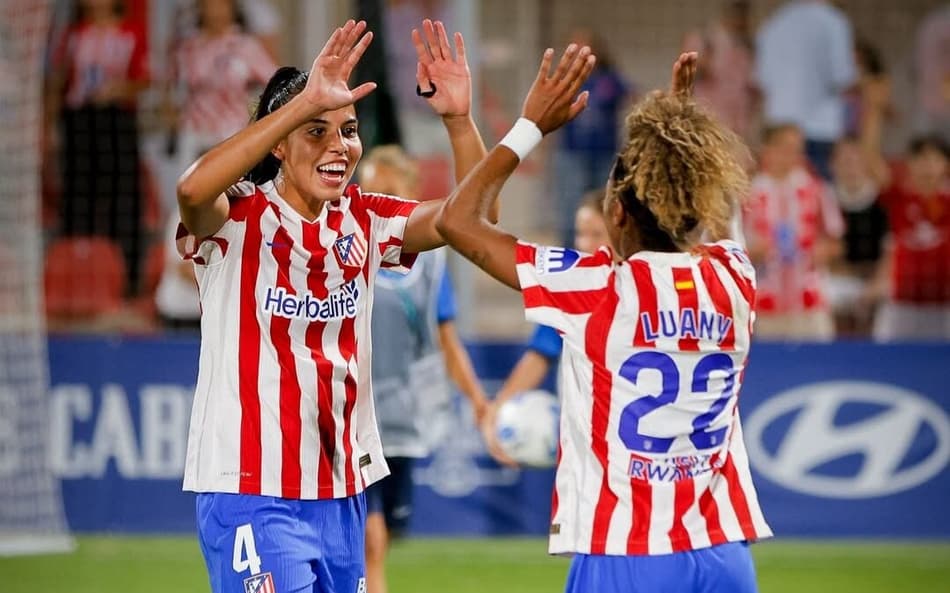 Luany e Lauren, jogadoras da Seleção Feminina, comemoram vitória sobre o Real Madrid na Liga F (Foto: Reprodução/Atlético de Madrid)