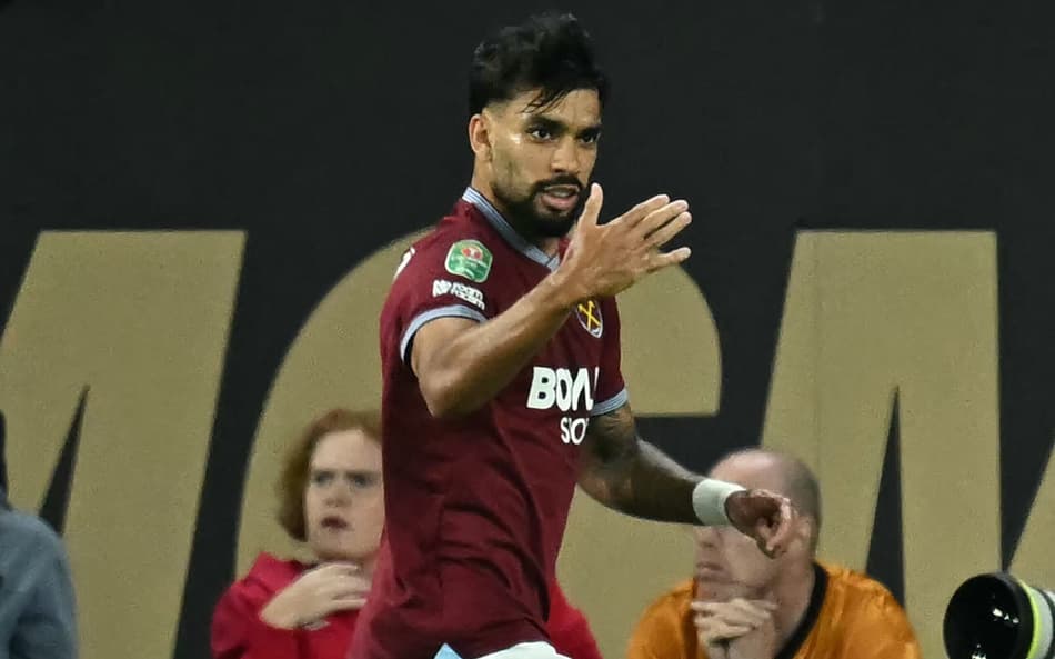 Lucas Paquetá comemora gol marcado pelo West Ham sobre o Wolverhampton, na Copa da Liga Inglesa