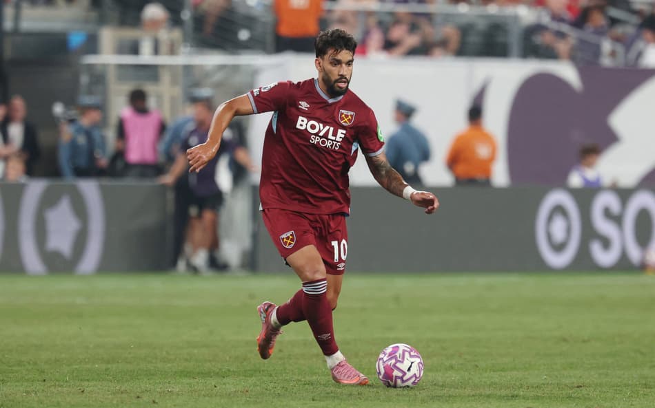 Lucas Paquetá em ação no amistoso entre West Ham e Manchester United
