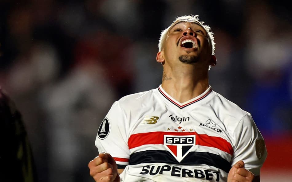 Luciano lamenta chance perdida em São Paulo x LDU pela Libertadores (Foto: Miguel SCHINCARIOL / AFP)