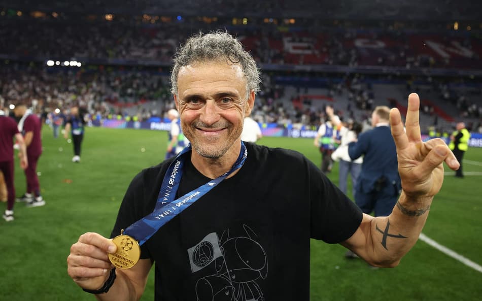 Luis Enrique comemora título do PSG na Champions League com camisa em homenagem à filha falecida em 2019