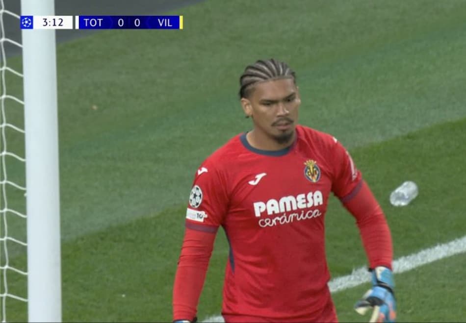 Luiz Júnior após o gol contra, no duelo de Champions League (Foto: Reprodução/X)