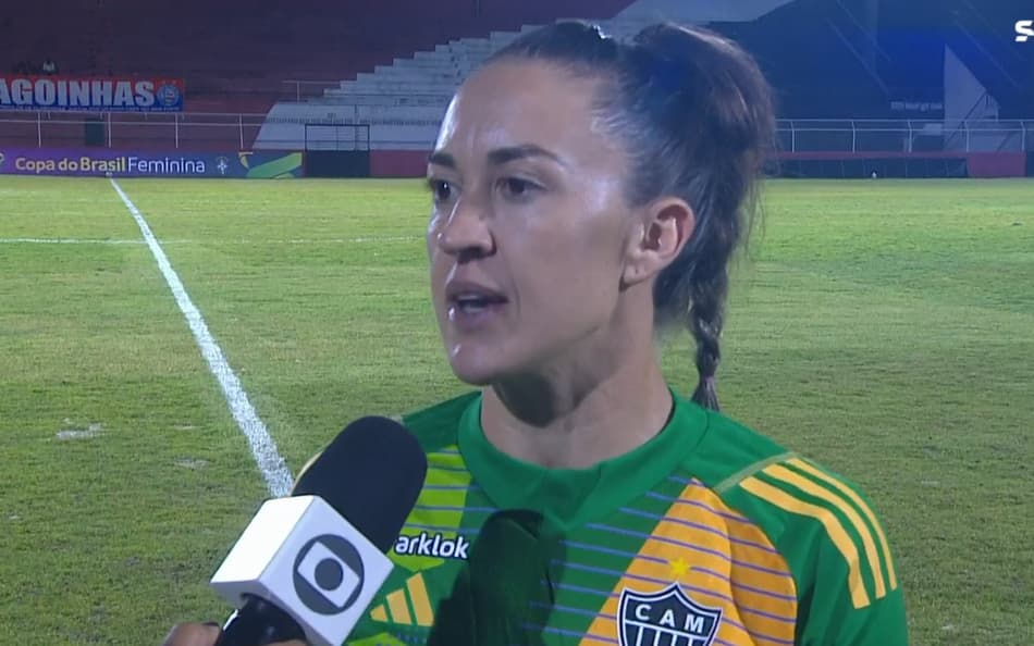 Maike, goleira do Atlético-MG, falou sobre as condições do gramado na partida contra o Bahia pela Copa do Brasil Feminina (Foto: Reprodução/Sportv)