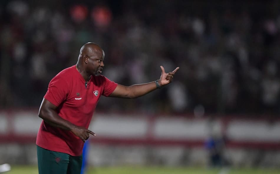 Marcão dá instrução aos jogadores do Fluminense durante jogo contra Sampaio Corrêa