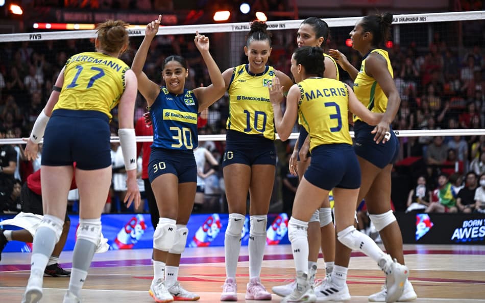Marcelle Arruda com time na disputa do Bronze no Mundial de Vôlei Feminino (Foto: Amaury Paul/AFP)