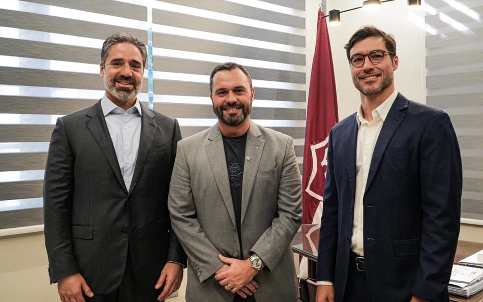 Mário Bittencourt ao lado de sócios da LZ Sports (Foto: Roberta Agum/ Fluminense FC)
